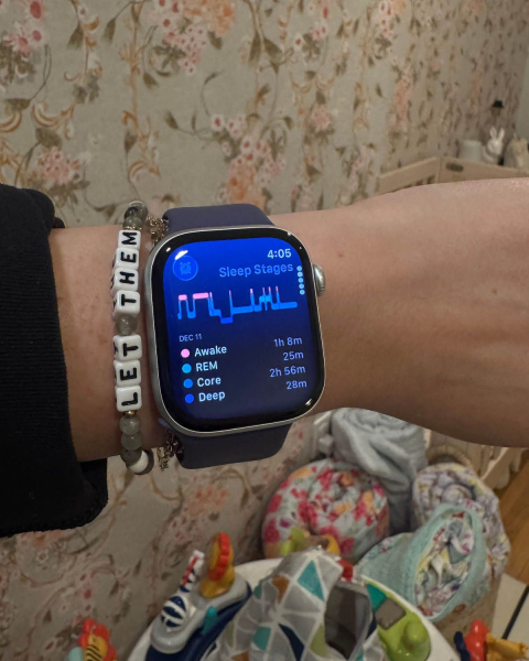 Kassidy Silva wearing apple watch series 11 2025